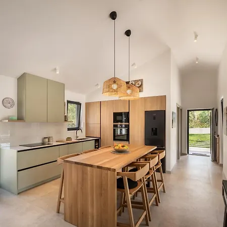 Design Nux With Heated Pool & Secluded Garden