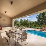 Villa Design Nux With Heated Pool & Secluded Garden