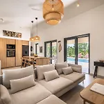 Design Nux With Heated Pool & Secluded Garden Villa *