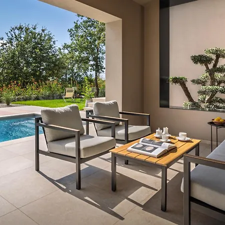 Design Nux With Heated Pool & Secluded Garden Villa