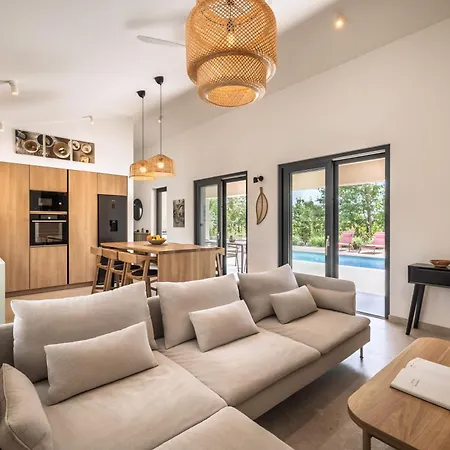 Design Nux With Heated Pool & Secluded Garden Villa *