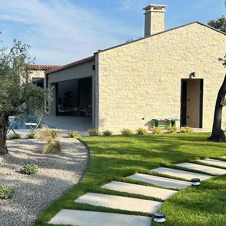 Villa Design Nux With Heated Pool & Secluded Garden *